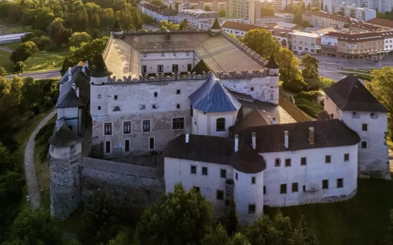 Zvolenský zámok, dominanta mesta Zvolen s expozíciami SNG